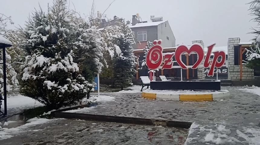 Özalp’a mevsimin ilk karı yağdı