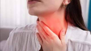 Faydası 1 tatlı kaşığında gizli: Boğaz ağrısına son! İltihabın kökünü kurutuyor