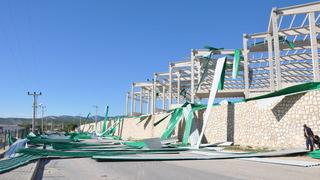 Mersin'de şiddetli rüzgarın uçurduğu fabrika çatısı yolu kapattı