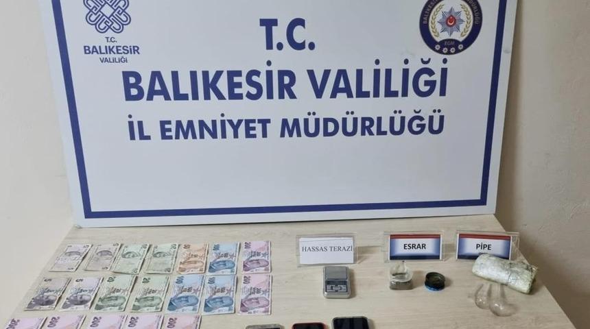 Erdek’te yapılan aramada şahısların üzerinde uyuşturucu bulundu