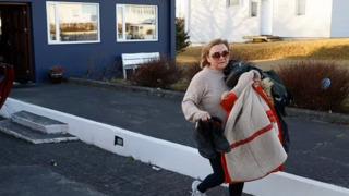 İzlanda'da hareketli anlar! 72 saatte binlerce deprem... Sadece 5 dakika evlerine girmelerine izin verildi