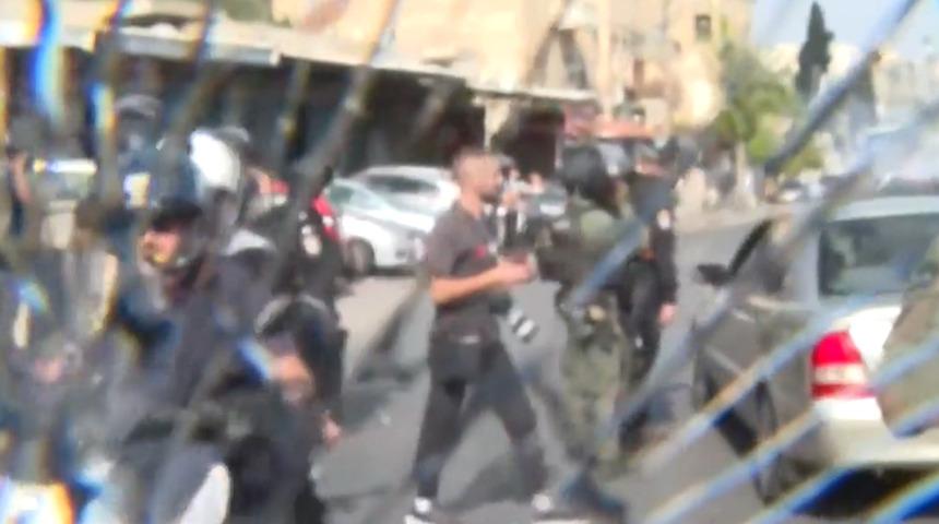 İsrail'den TRT Haber ekibine saldırı! Kamerayı kırdılar