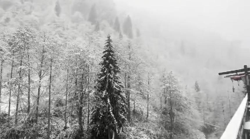 Rize’nin yüksek kesimlerine kar yağdı