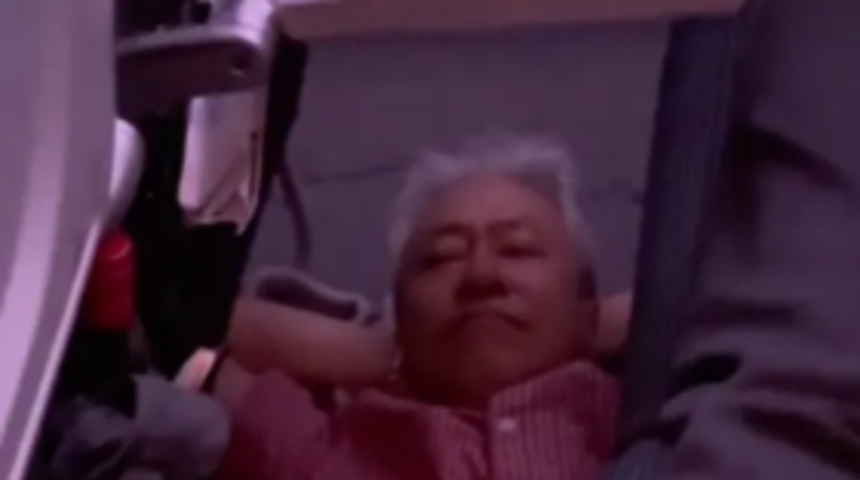 15 saatlik uçuşta ilginç anlar! Uçak zeminine yattı... Diğer yolcular şaşkınlıkla izledi