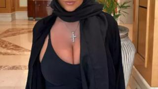 Sosyal medya fenomeni Apollonia Llewellyn bikisine kavuştu! Bikini altının iplerini gevşeterek güneş yanığı gösterdi