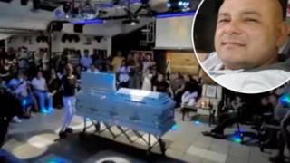 Sosyal medyanın konuştuğu cenaze töreni! Gece kulübünde cenaze töreni yaptılar... Herkes kapağı açık tabutun başında dans etti