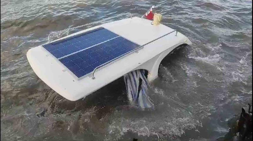 İzmir’de fırtına nedeniyle 3 balıkçı teknesi alabora oldu