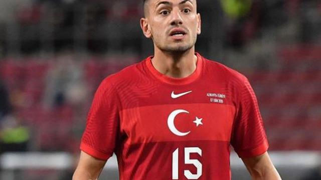 Merih Demiral ve model eşinden umre pozları! Sosyal medyada gündem oldu