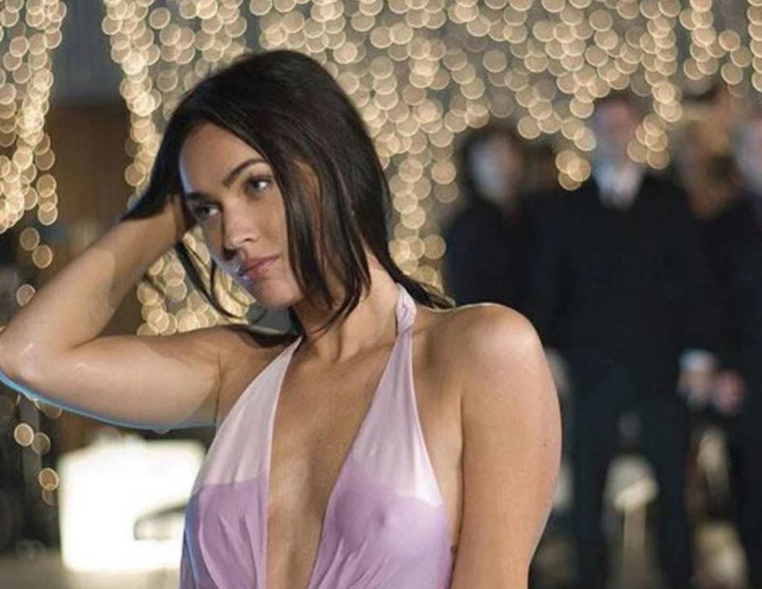 G&ouml;ğ&uuml;slerini b&uuml;y&uuml;tt&uuml;ğ&uuml; i&ccedil;in tepki &ccedil;ekmişti! Megan Fox derin dekoltesiyle poz verdi