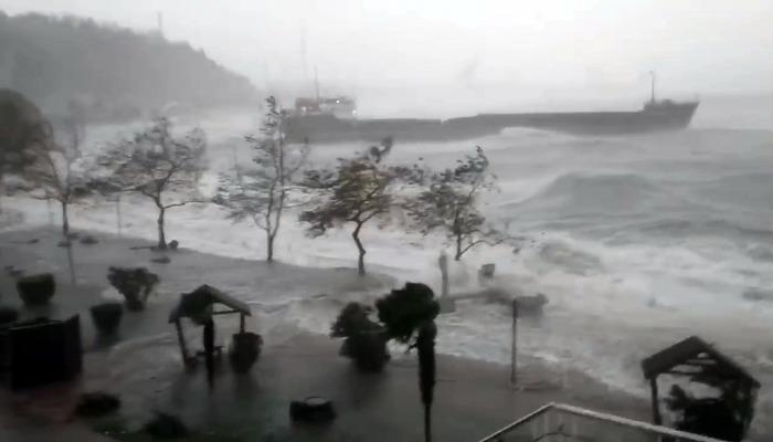 Zonguldak'ta korkutan anlar! Fırtına gemiyi ikiye böldü