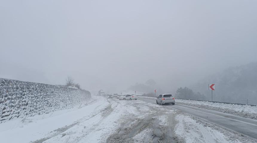 Bolu'da onlarca araç yolda kaldı! Sürücüler zor anlar yaşadı