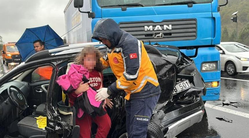 TEM'de zincirleme kaza! 3'ü çocuk 7 kişi yaralandı