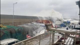 Sarıyer'de korku dolu anlar! Beton blokları aşan dev dalgalar balıkçıları böyle denize sürükledi