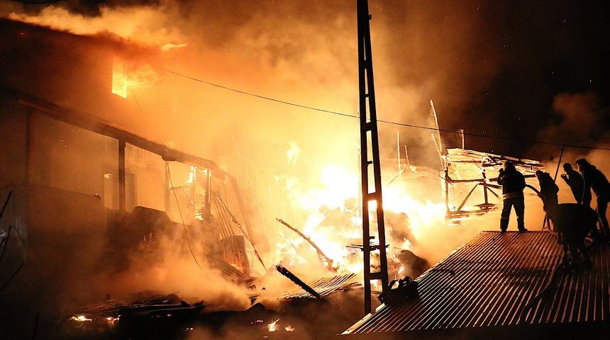 Bayburt'ta ev, ahır ve samanlık yandı