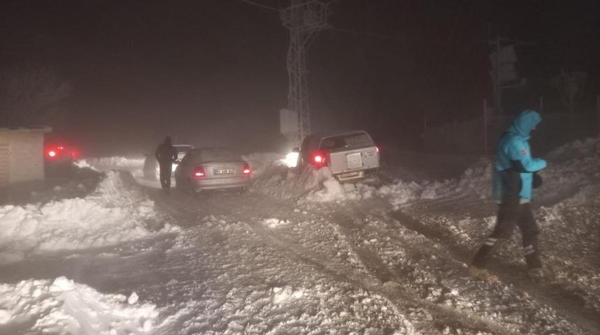 Karla mücadele ekipleri Kardüz Yaylası'nda mahsur kalanlar için seferber oldu