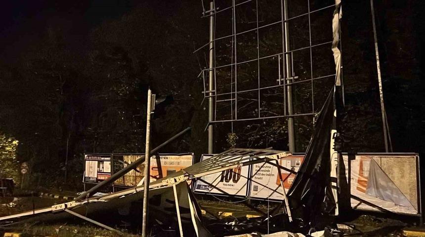 Dev tabela sert rüzgara dayanamayarak çöktü