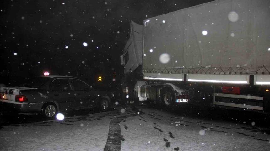 Kar ve tipiden araçlar yolda kaldı