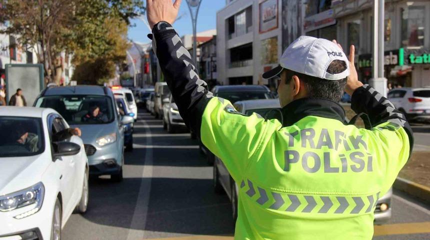 Erzincan’da 810 sürücüye ve 2 bin 683 araç tescil plakasına trafik idari para cezası uygulandı
