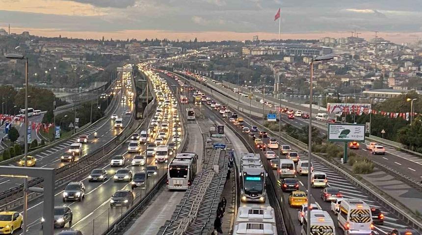 İstanbul’da okulların yeniden açılmasıyla sabah trafik yoğunluğu oluştu