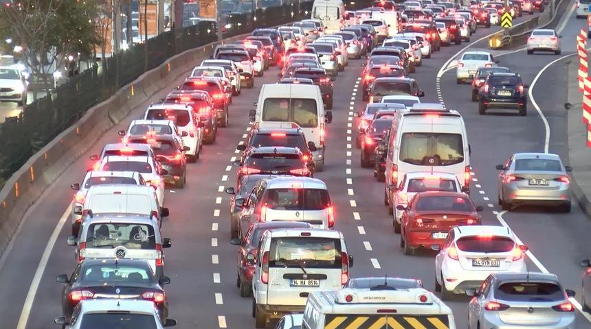Okullar açıldı, trafik kilitlendi! İstanbul'da yoğunluk böyle görüntülendi