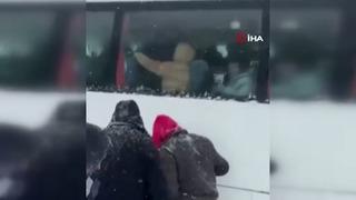 Uludağ'da vatandaşların zor anları! Kimisi zıplayarak kurtulmaya çalıştı, kimisini kar küreme aracı sürükledi