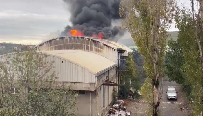 SON DAKİKA | Arnavutköy'de fabrika yangını! Çok sayıda ekip sevk edildi