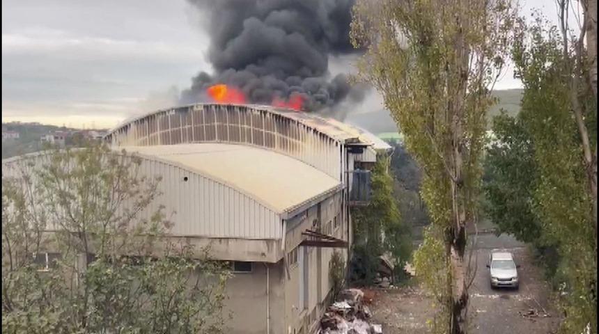 SON DAKİKA | Arnavutköy'de fabrika yangını! Çok sayıda ekip sevk edildi