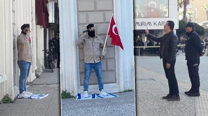 İzmir'de hareketli anlar: Ayağının altına İsrail bayrağını alıp başına silah dayadı