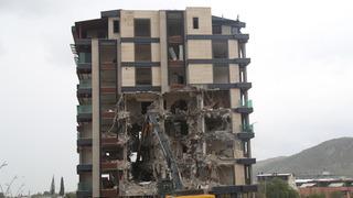 Hatay'da depremlerde ağır hasar alan 4 bina kontrollü yıkıldı