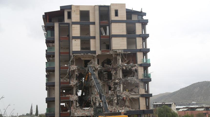 Hatay'da depremlerde ağır hasar alan 4 bina kontrollü yıkıldı