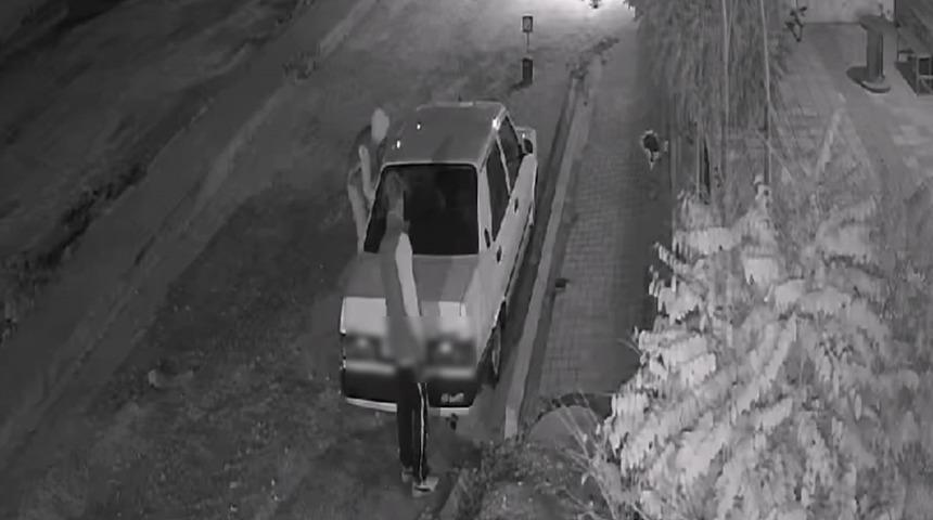 Otomobilden yapılan hırsızlık kamerada