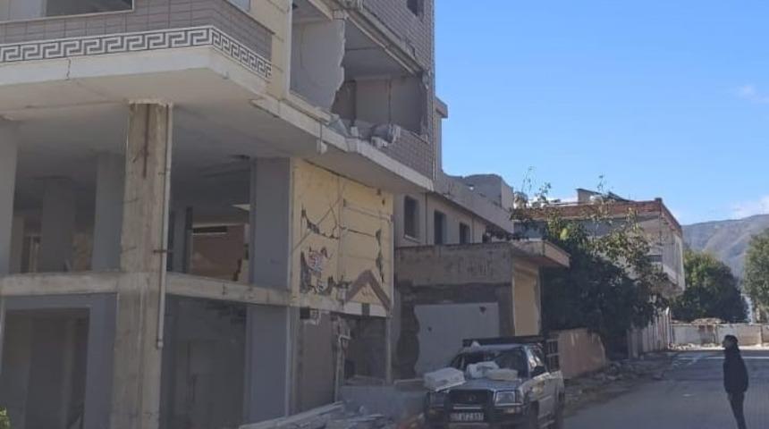 Gaziantep’te ağır hasarlı binanın duvarı aracın üzerine çöktü