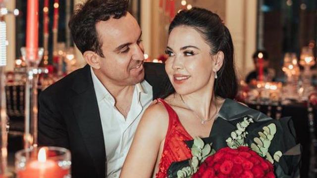 Özlem Öz ve kocasının soba önünde pozu sosyal medyanın diline düştü! Tamam tamam fakirsiniz