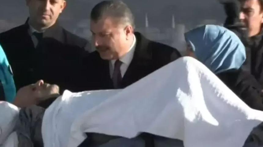 Gazzeli hastaları taşıyan uçak Türkiye'de! Bakan Koca, havalimanında bizzat karşıladı