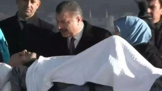 Gazzeli hastaları taşıyan uçak Türkiye'de! Bakan Koca, havalimanında bizzat karşıladı