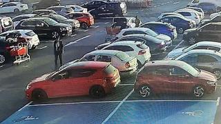 Esenyurt'ta jammerli hırsızlar iş başında! AVM otoparkındaki aracın kilit sistemini devre dışı bırakıp altınları çaldılar