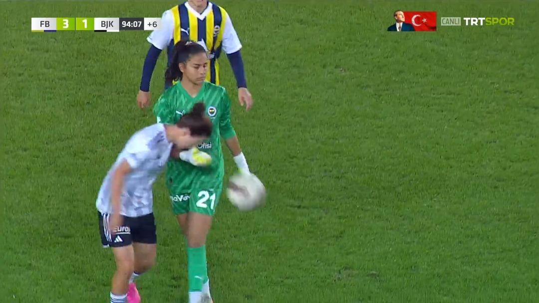 Fenerbah&ccedil;e - Beşiktaş derbisinin 90+5. dakikasında tarihi olay! Gol sonrası sosyal medya adeta yıkıldı