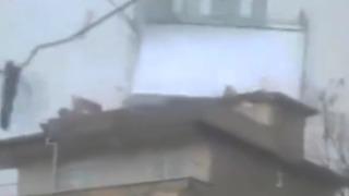 Fırtınada apartmanın çatısı uçtu, sosyal medyada yorum yağdı! Kaçak kat: Ben kaçar