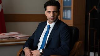 Uluslararası Emmy Ödülü alan Yargı'nın başrolü Kaan Urgancıoğlu'nun törendeki saçları olay oldu