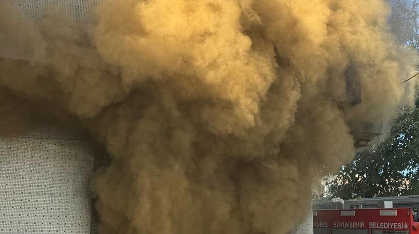 Bağcılar'da bir iş yerinin deposunda çıkan yangın söndürüldü