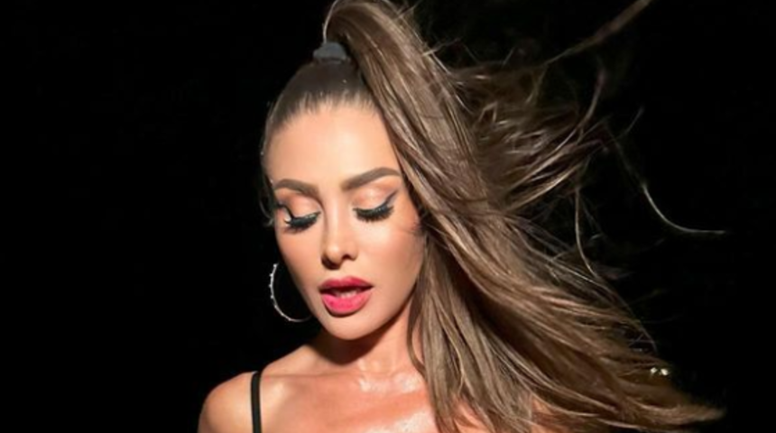 Sosyal medya fenomeni Francia James kırmızı bikinisiyle manken yürüyüş yaptı! Hem bacak hem de göğüs dekoltesiyle mest etti