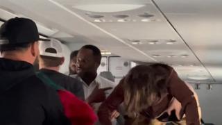 Uçak yolculuğunu birbirine kattı! Sinir krizi geçiren kadın yolcu koltukların üzerine tırmandı... Kimse onu durduramadı