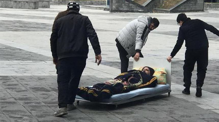 Yürek sızlatan görüntü! Boşanma davası için adliyeye böyle getirildi