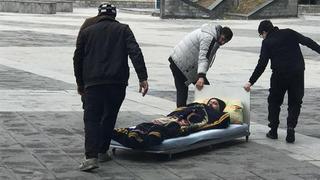 Yürek sızlatan görüntü! Boşanma davası için adliyeye böyle getirildi