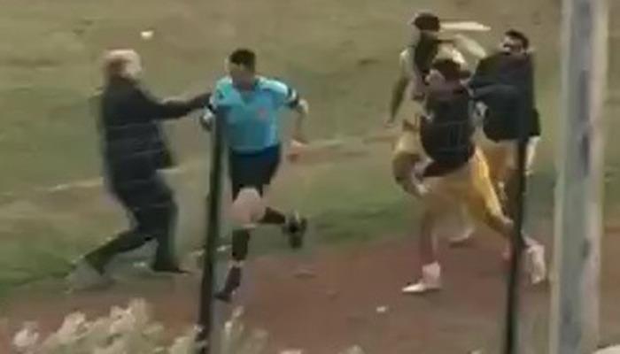Hakem kaçtı oyuncular kovaladı, amatör küme maçında tekmeler yumruklar havada uçuştu! Futbol