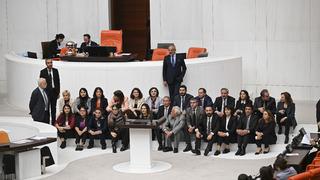 TBMM Genel Kurulu'nda gergin oturum! HEDEP milletvekillerinden kürsü işgali