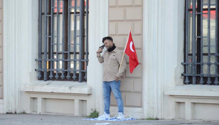 İzmir’de ilginç eylem! İsrail bayrağına basıp kafasına silah dayadı
