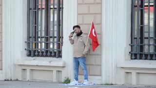 İzmir’de ilginç eylem! İsrail bayrağına basıp kafasına silah dayadı