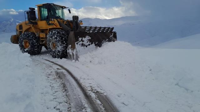 Hakkari'de kardan kapanan mezra yolu ulaşıma açıldı