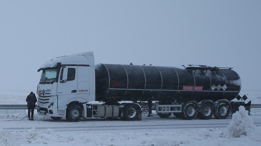 Kars'ta olumsuz hava koşulları nedeniyle tırlar yolda kaldı